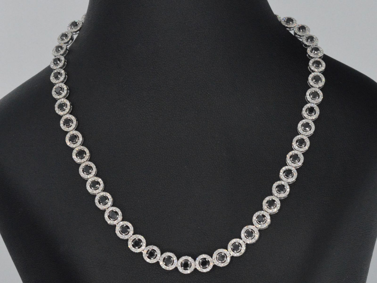 Witgouden collier volledig met witte en zwarte diamanten 13.50 carat