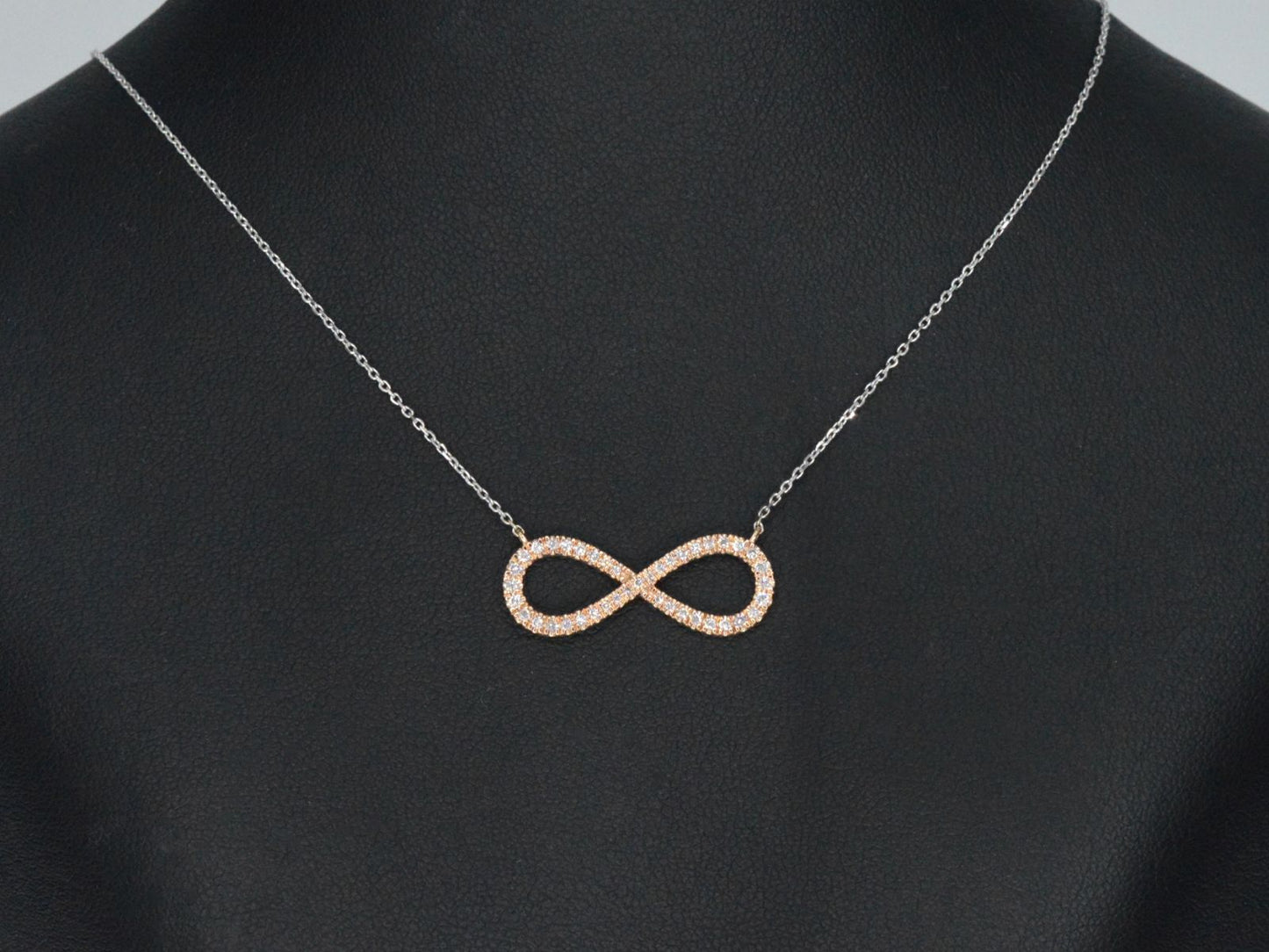 Witgouden collier met een rosegouden diamanten infinity hanger