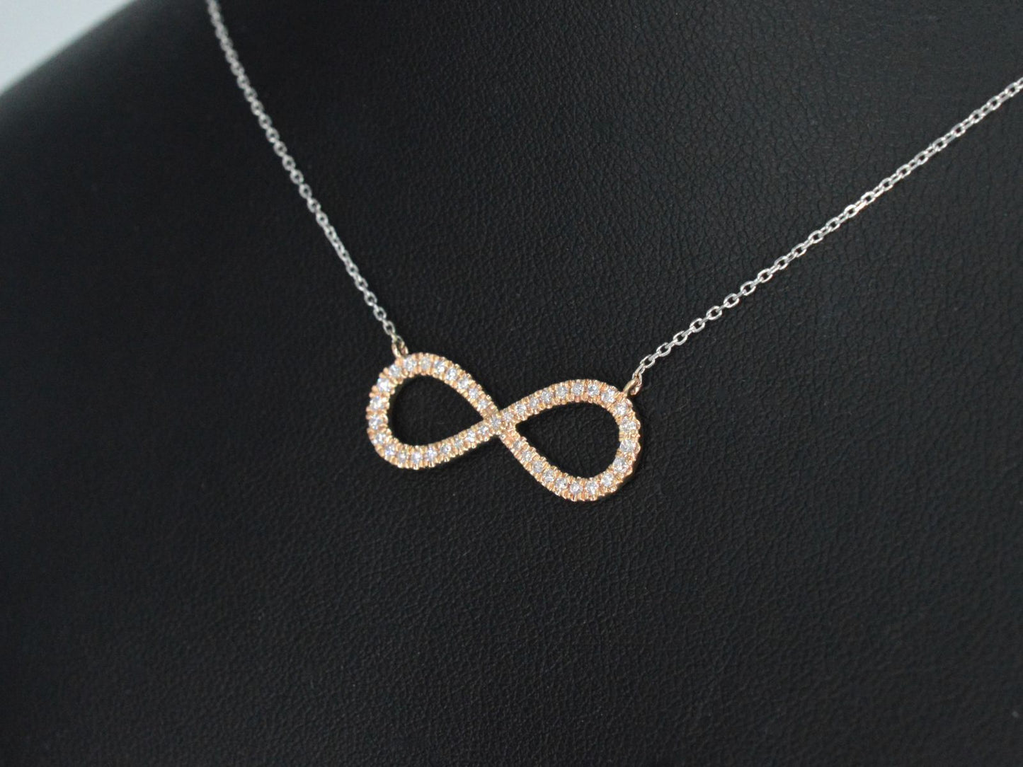 Witgouden collier met een rosegouden diamanten infinity hanger