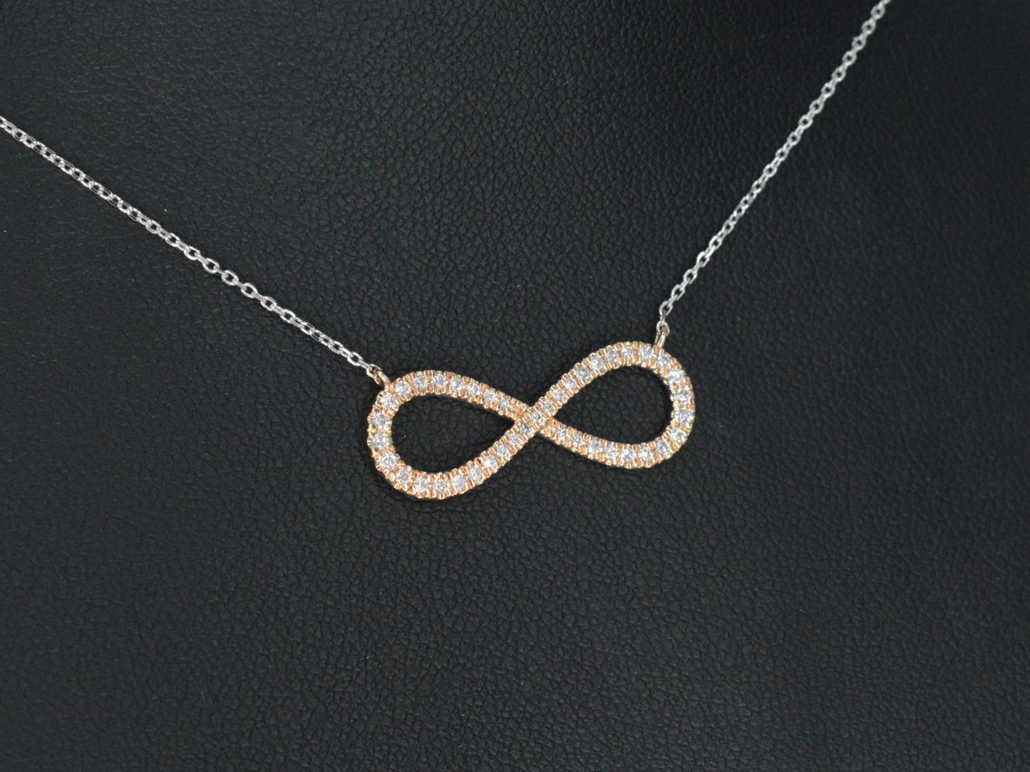 Witgouden collier met een rosegouden diamanten infinity hanger