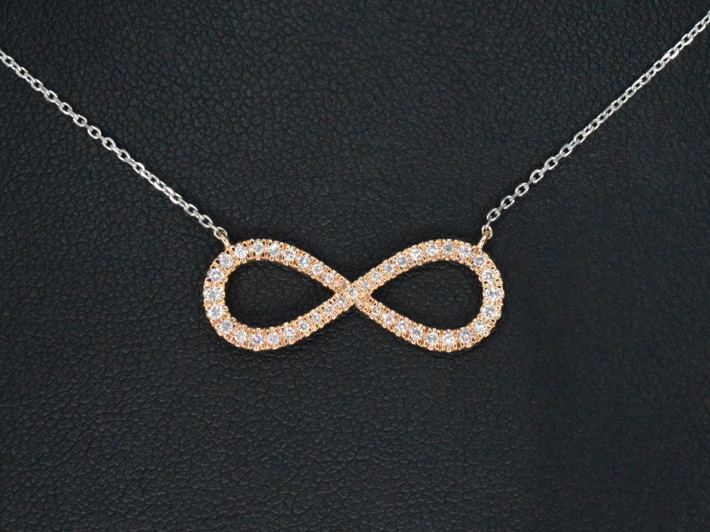 Witgouden collier met een rosegouden diamanten infinity hanger