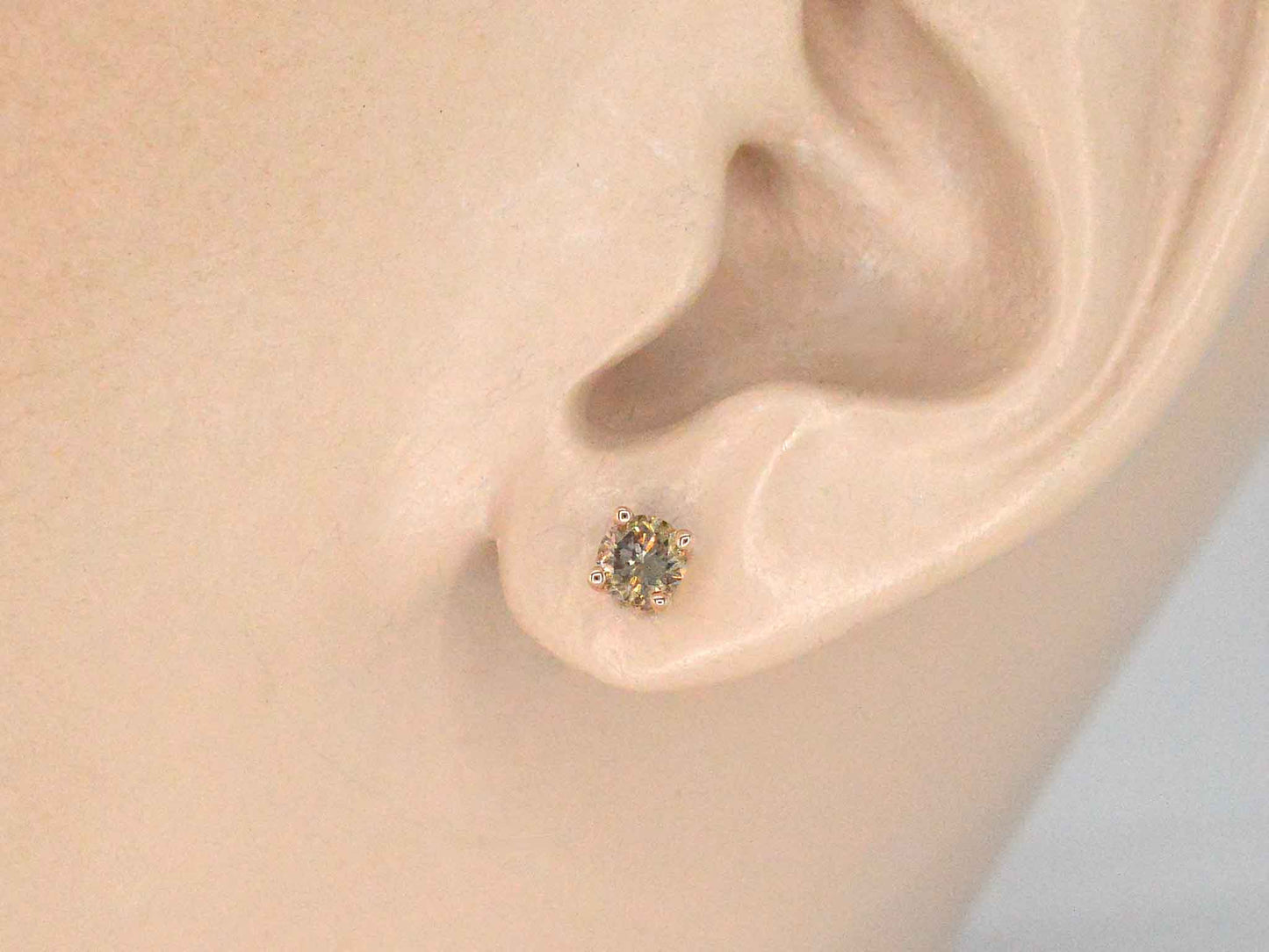 Rosegouden solitair oorbellen met champagne diamanten