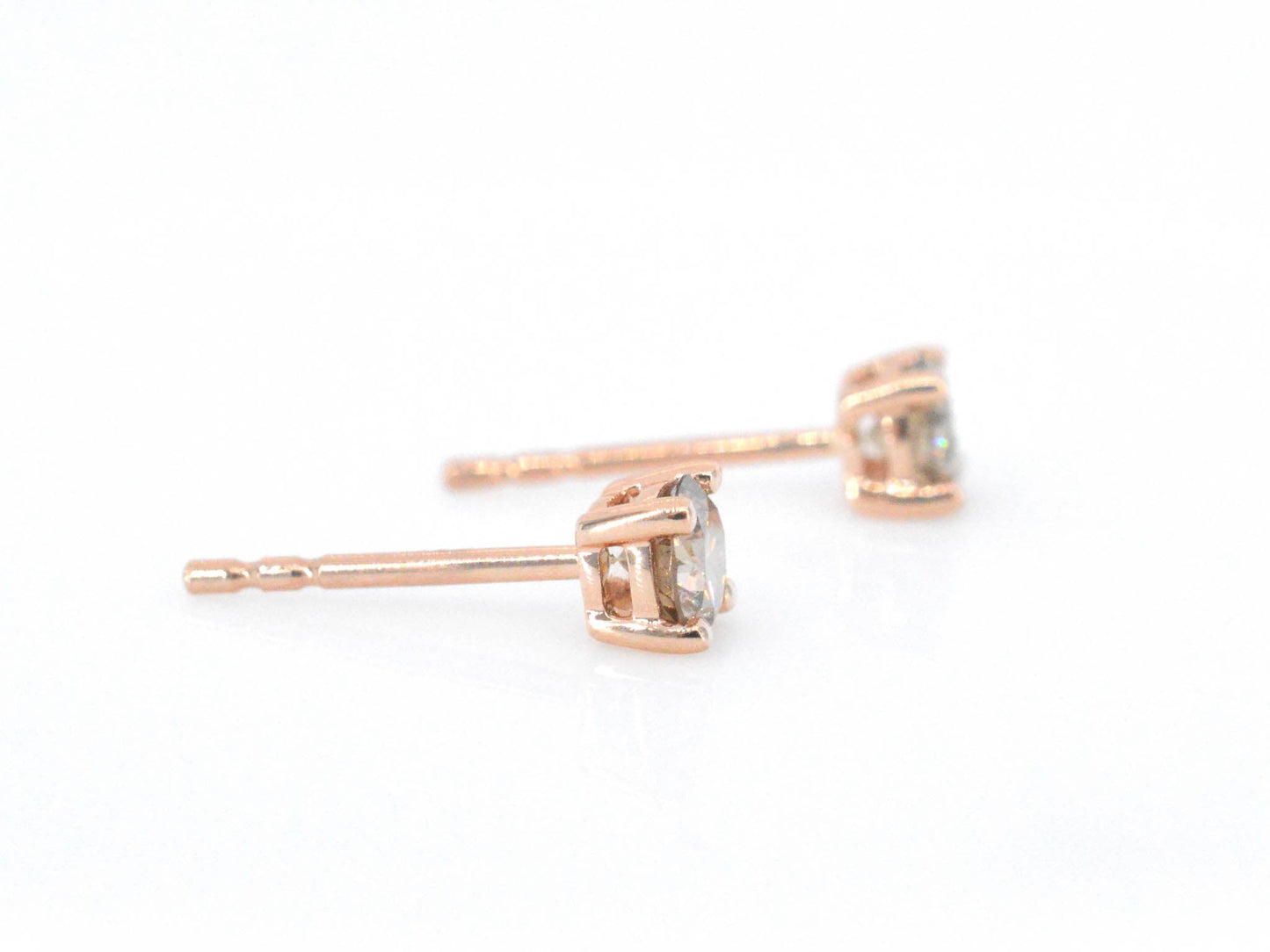 Rosegouden solitair oorbellen met champagne diamanten