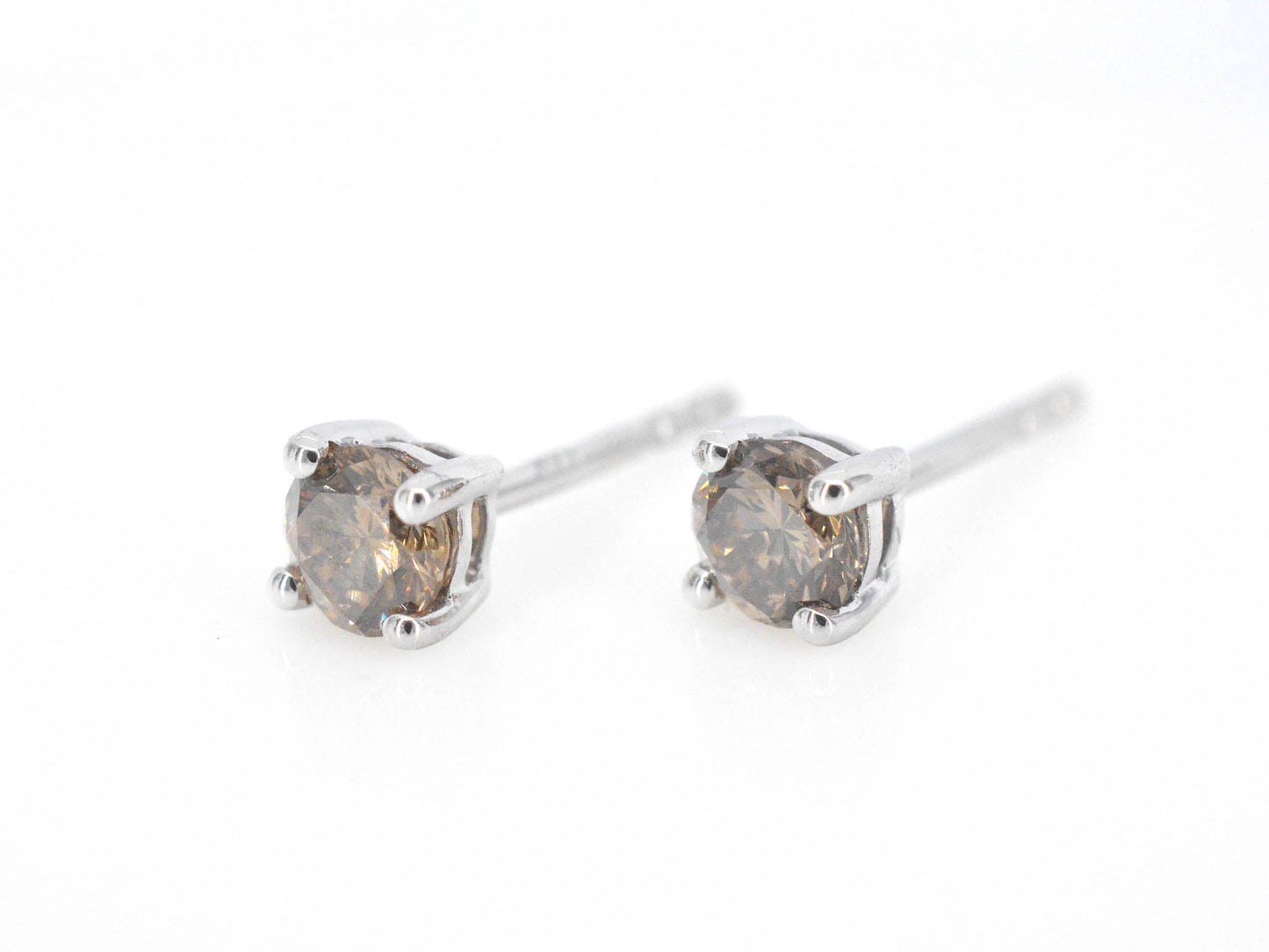 Witgouden solitair oorbellen met champagne diamanten