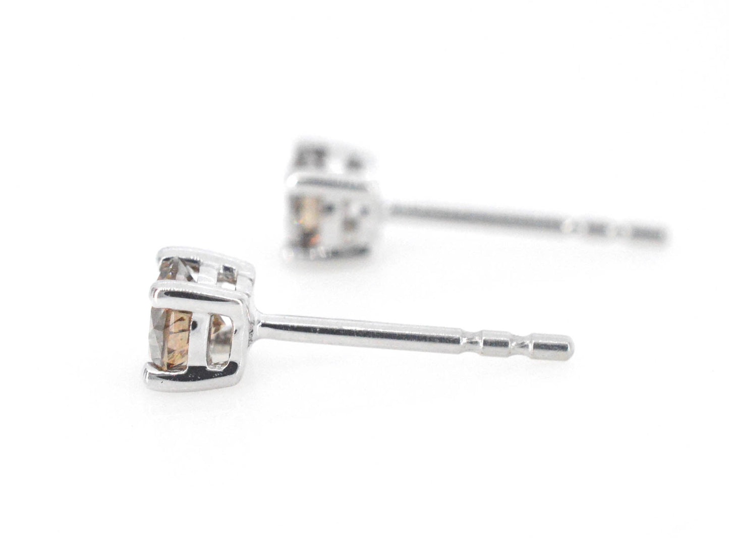 Witgouden solitair oorbellen met champagne diamanten
