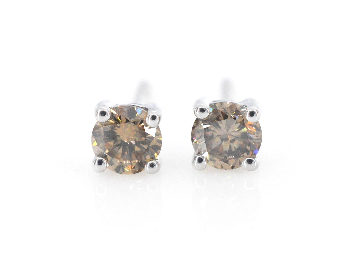 Witgouden solitair oorbellen met champagne diamanten
