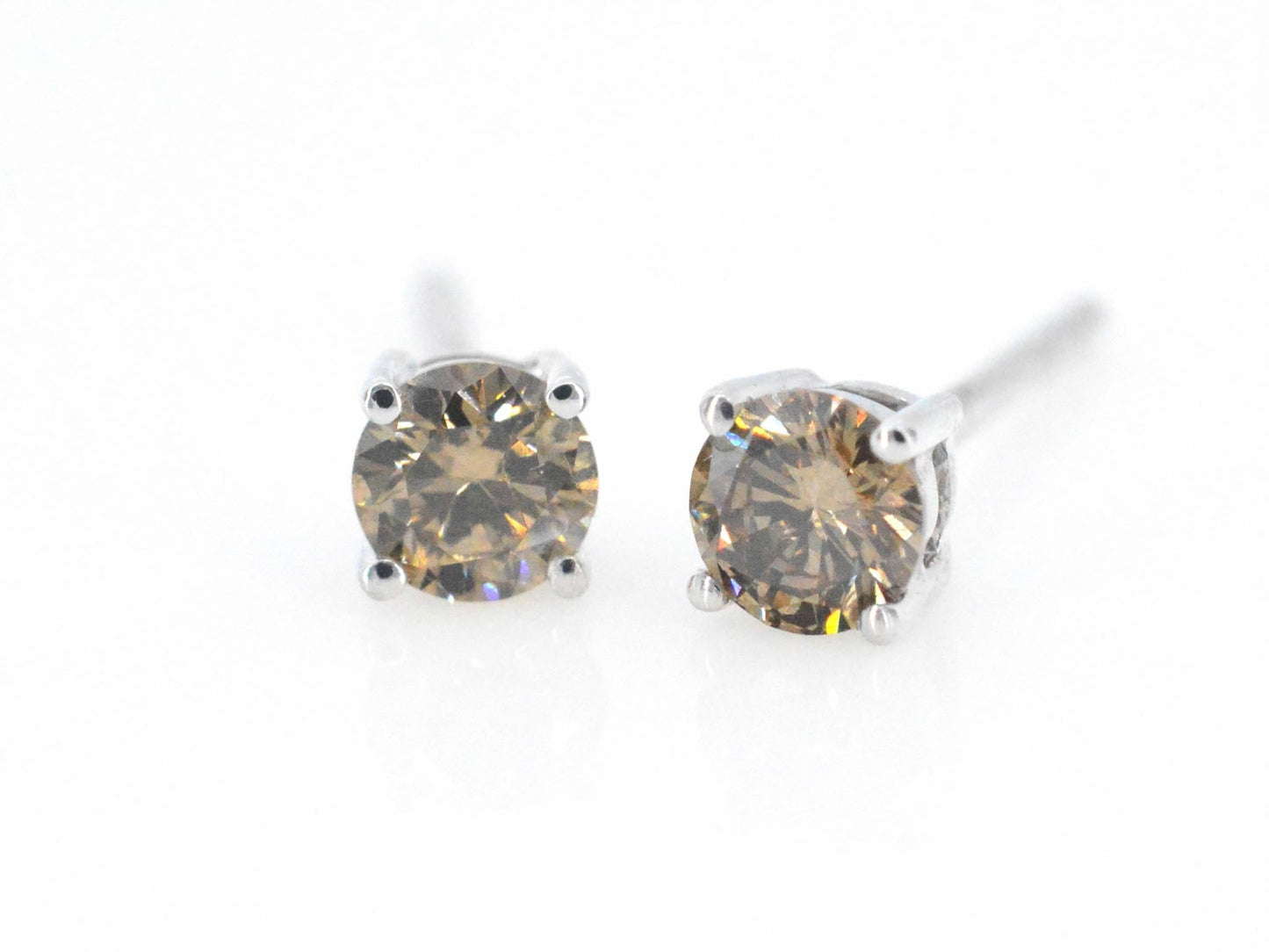 Witgouden solitair oorbellen met champagne diamanten