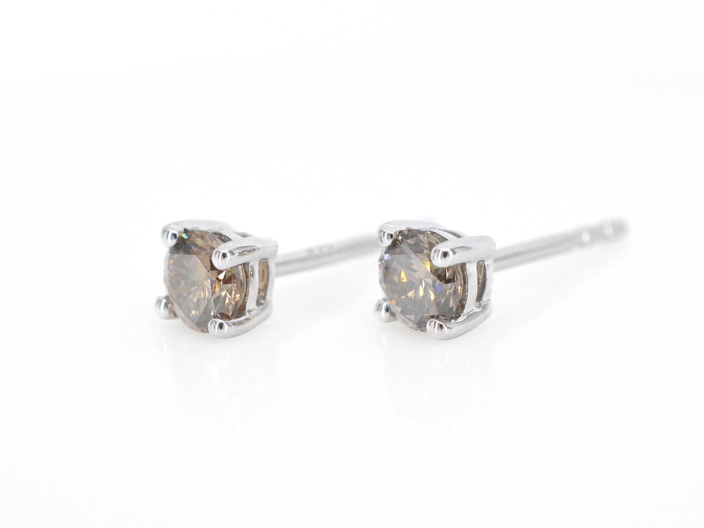 Witgouden solitair oorbellen met cognac diamanten
