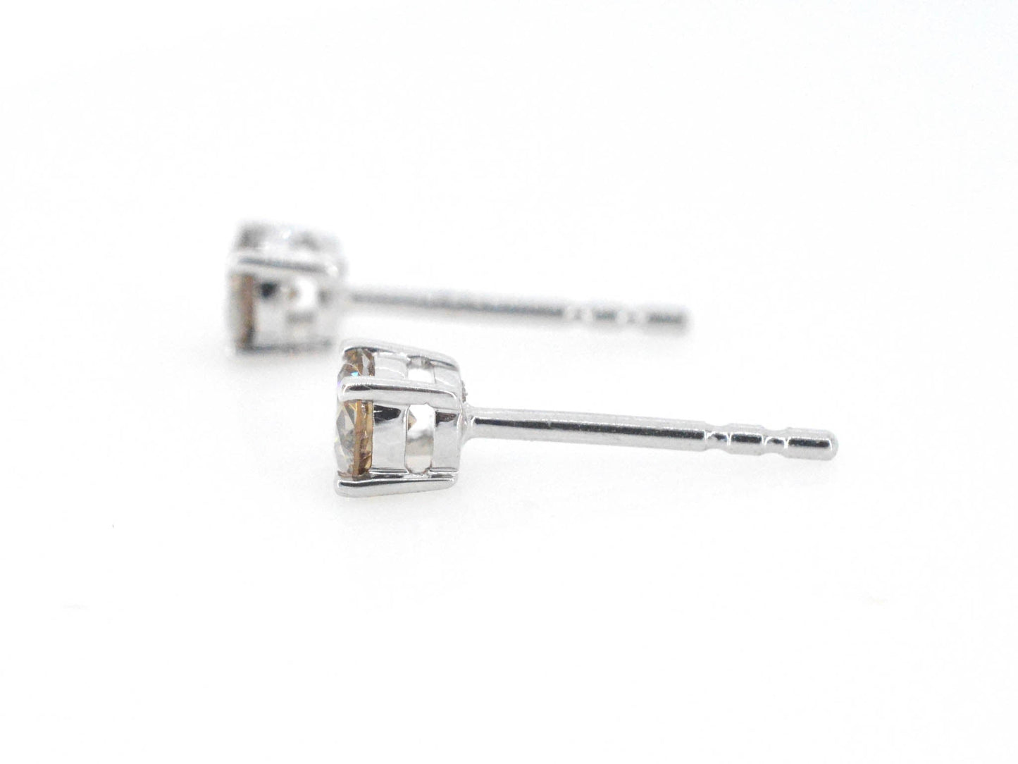 Witgouden solitair oorbellen met cognac diamanten