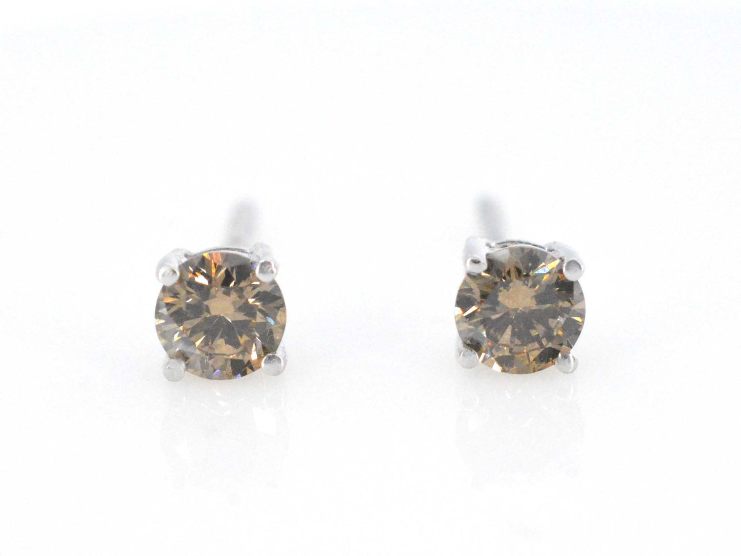Witgouden solitair oorbellen met cognac diamanten