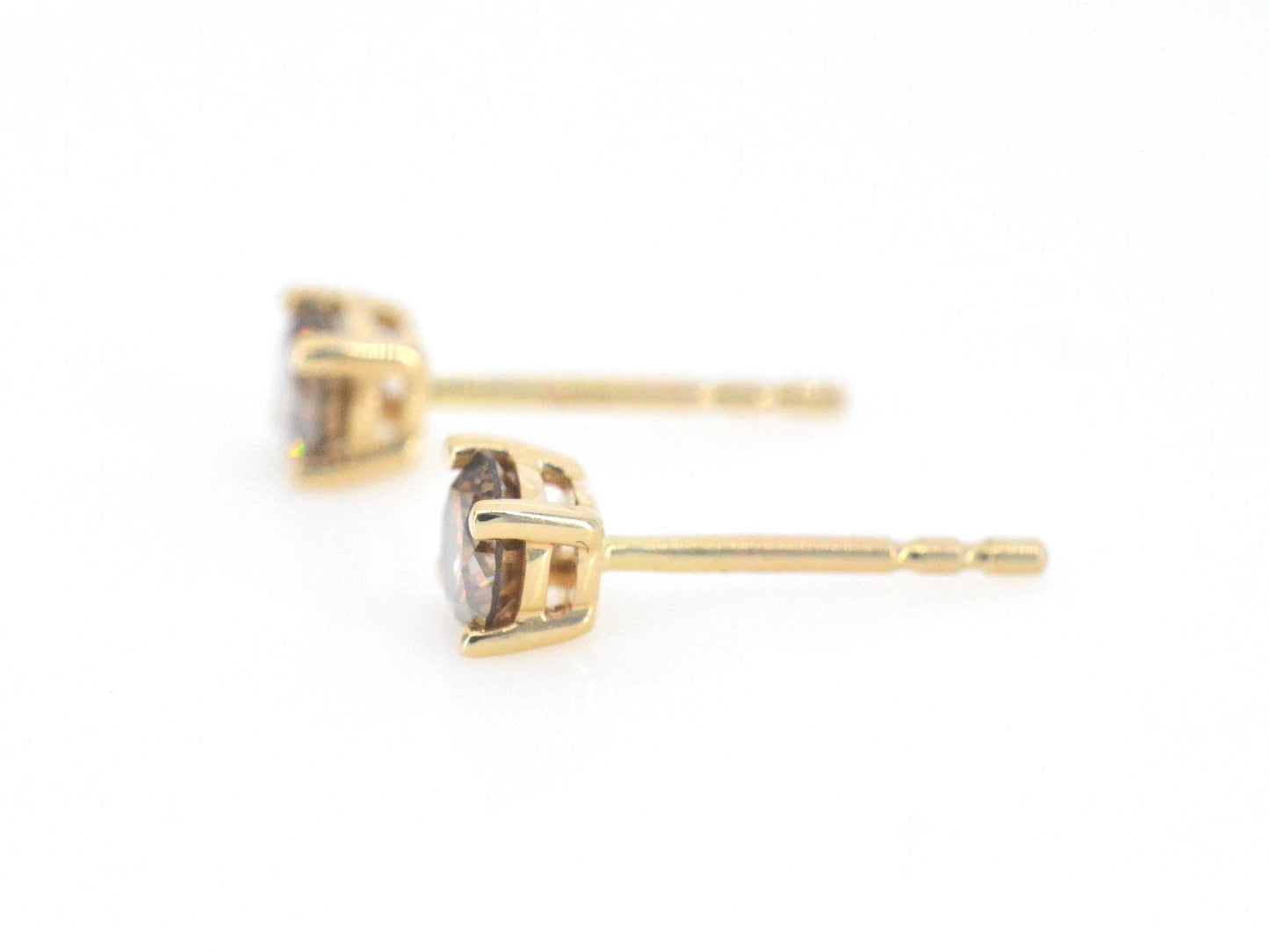 Gouden solitair oorbellen met champagne diamanten