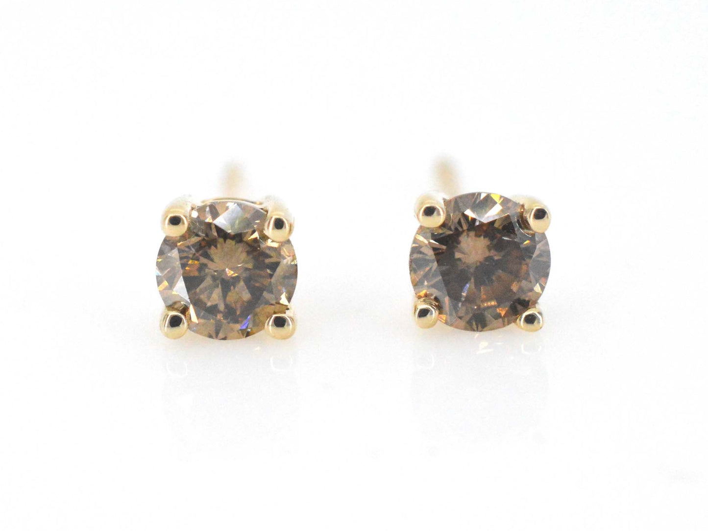 Gouden solitair oorbellen met champagne diamanten