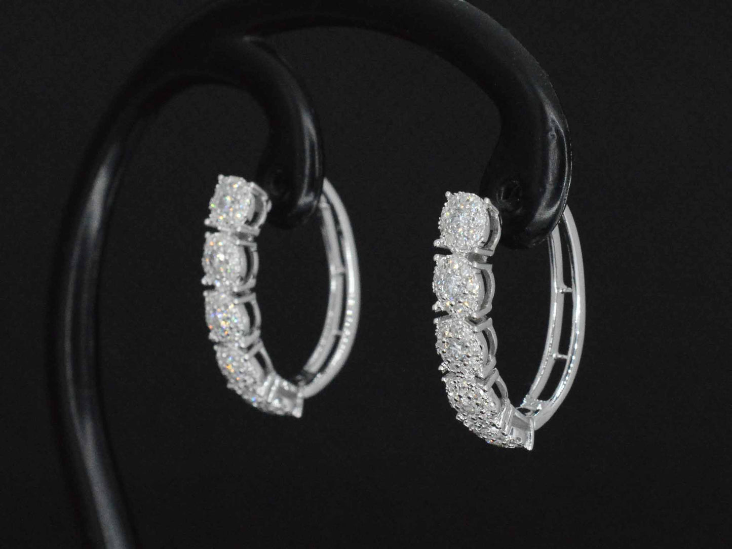 Witgouden oorbellen met diamanten