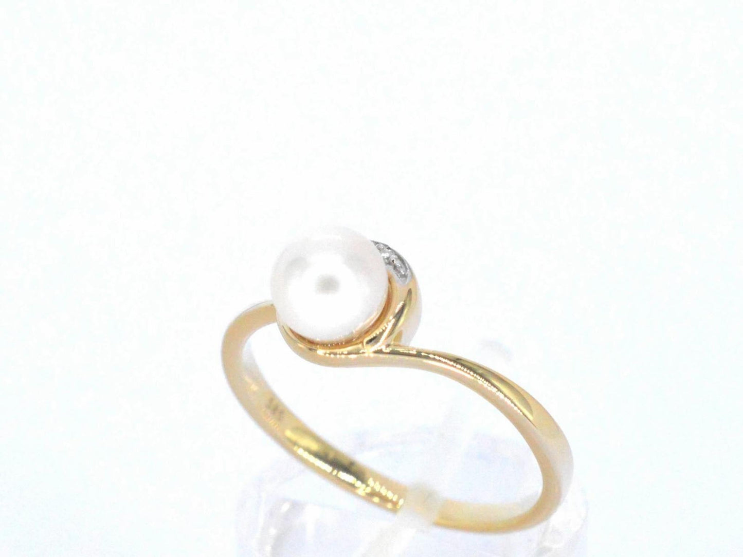 Gouden ring met diamanten en een parel