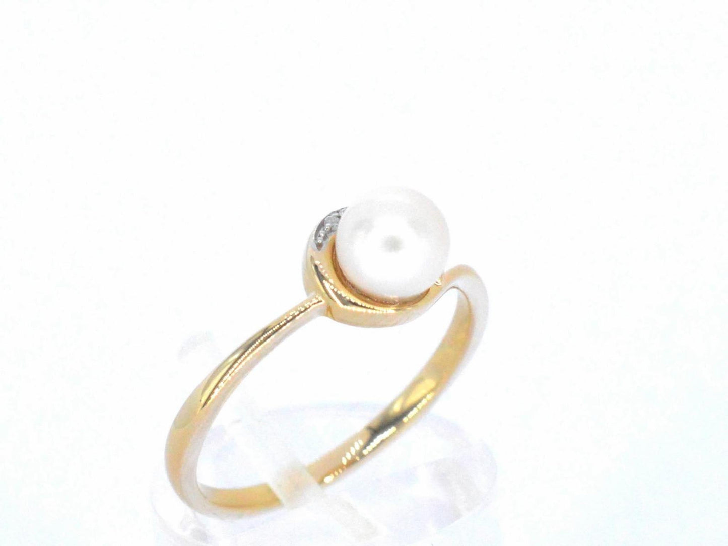 Gouden ring met diamanten en een parel