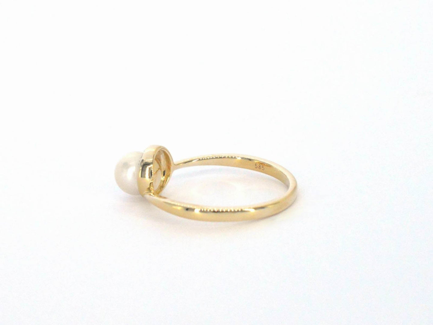 Gouden ring met diamanten en een parel