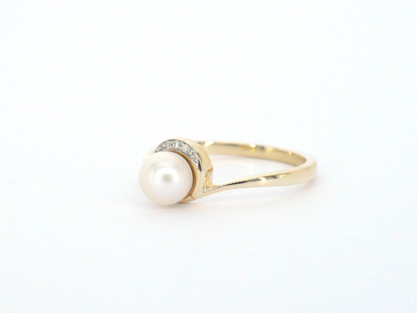 Gouden ring met diamanten en een parel