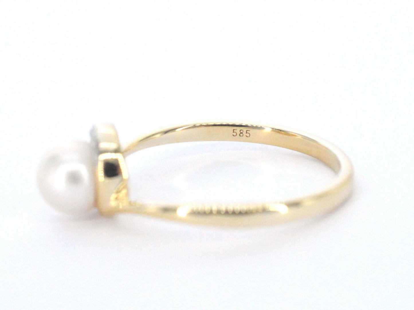 Gouden ring met diamanten en een parel
