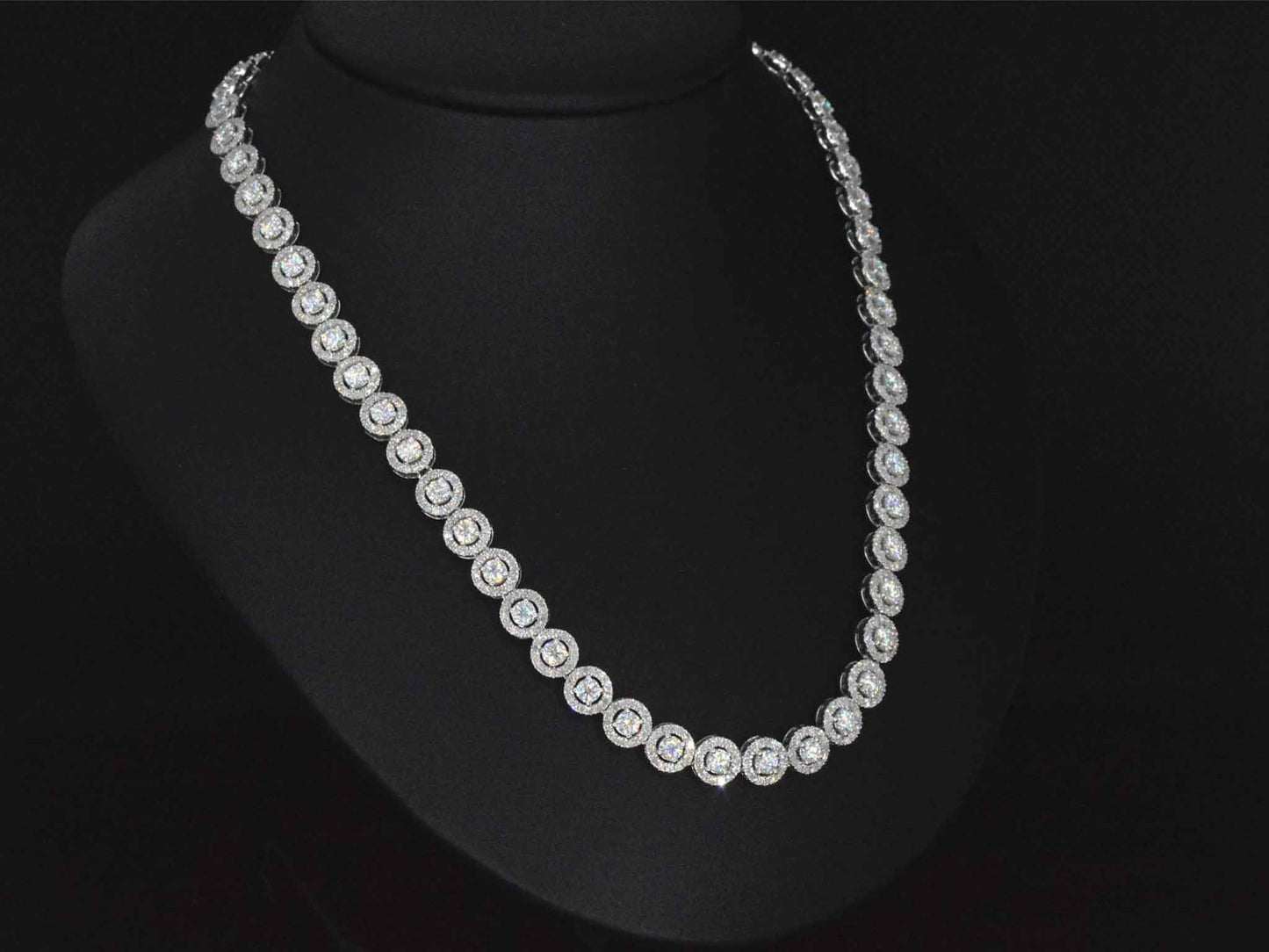 Witgouden collier met diamanten en briljanten 12.50 carat