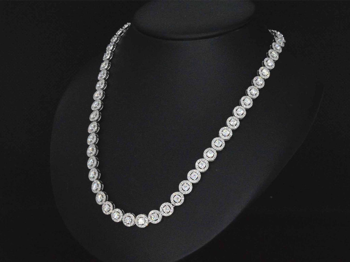 Witgouden collier met diamanten en briljanten 12.50 carat