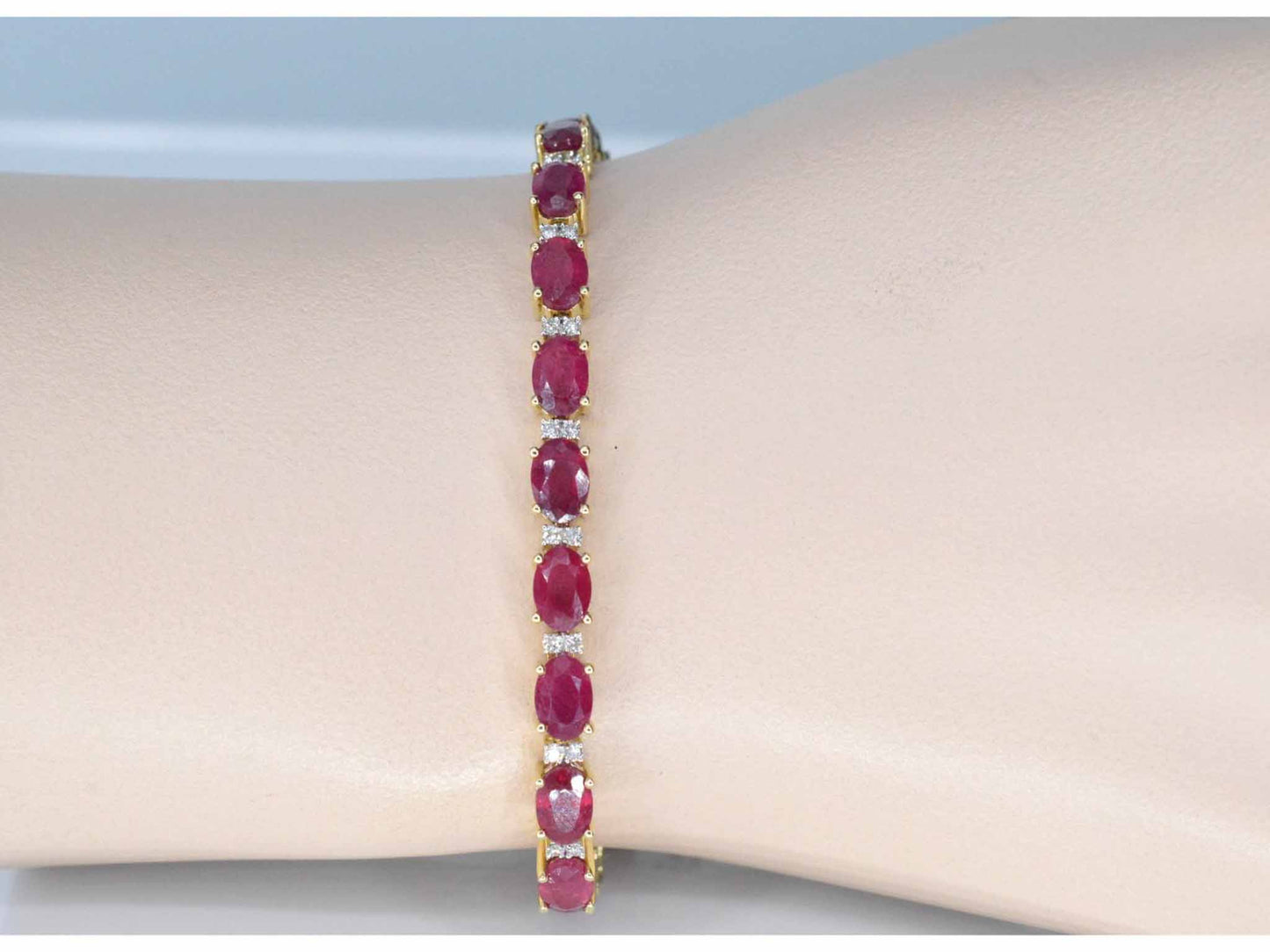 Geelgouden tennisarmband met diamanten en robijn