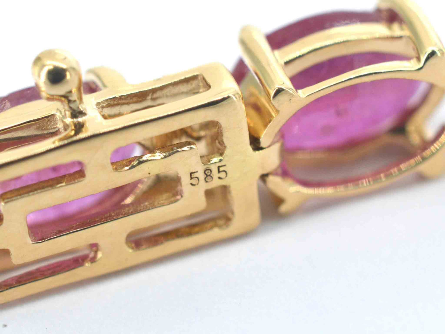 Geelgouden tennisarmband met diamanten en robijn