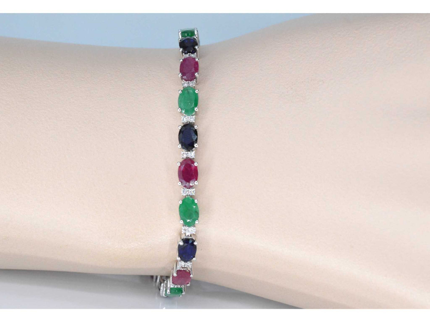 Witgouden tennisarmband met diamanten, saffier, robijn en smaragd