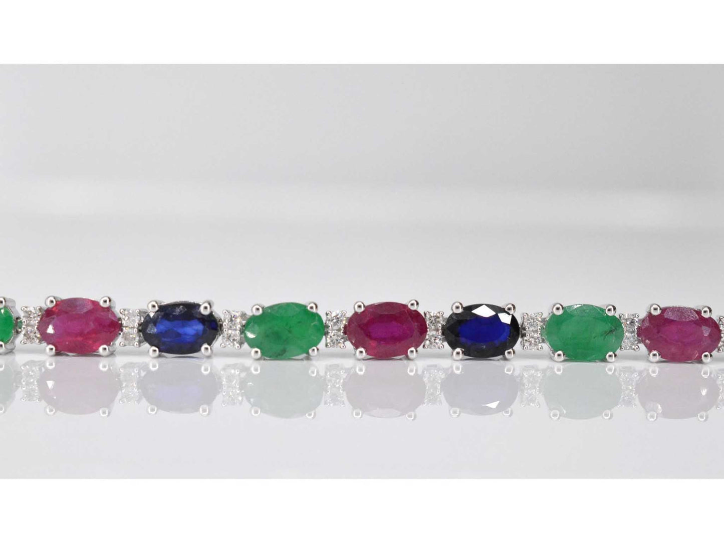Witgouden tennisarmband met diamanten, saffier, robijn en smaragd