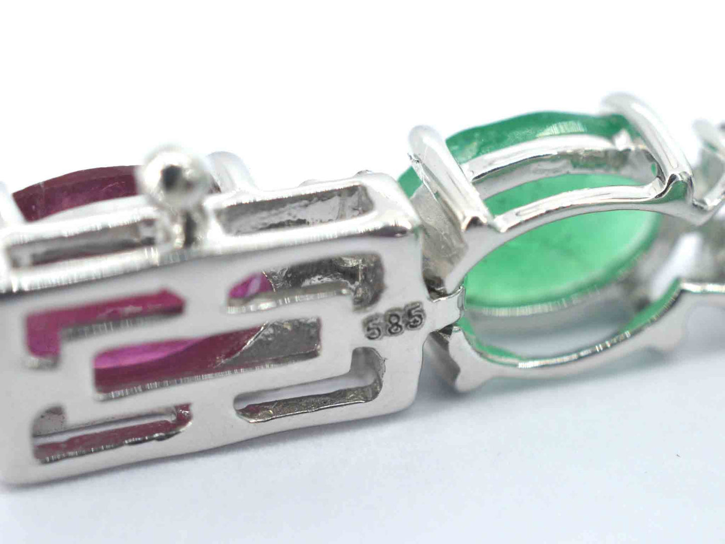 Witgouden tennisarmband met diamanten, saffier, robijn en smaragd