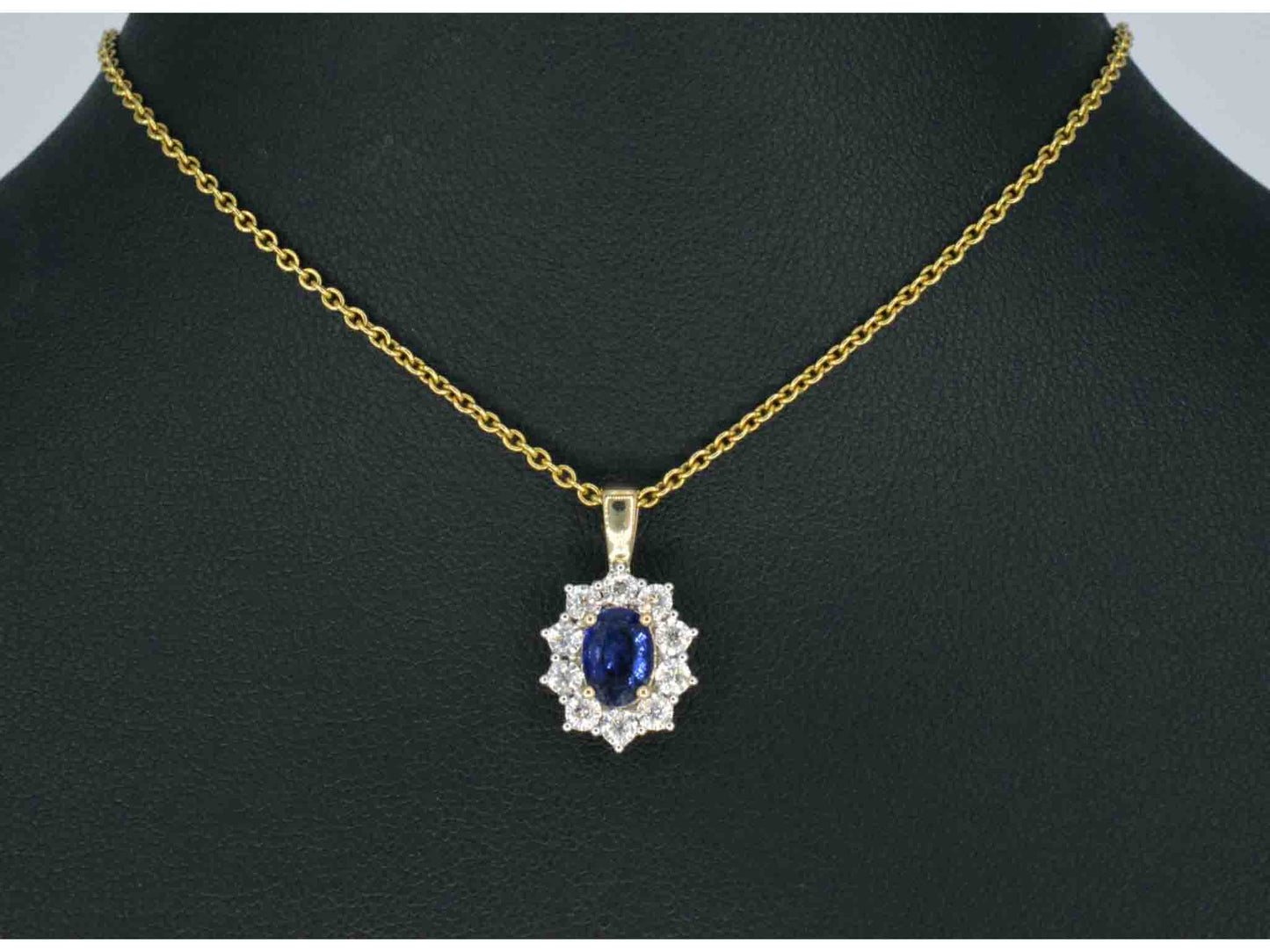 Gouden entourage hanger met diamanten en saffier