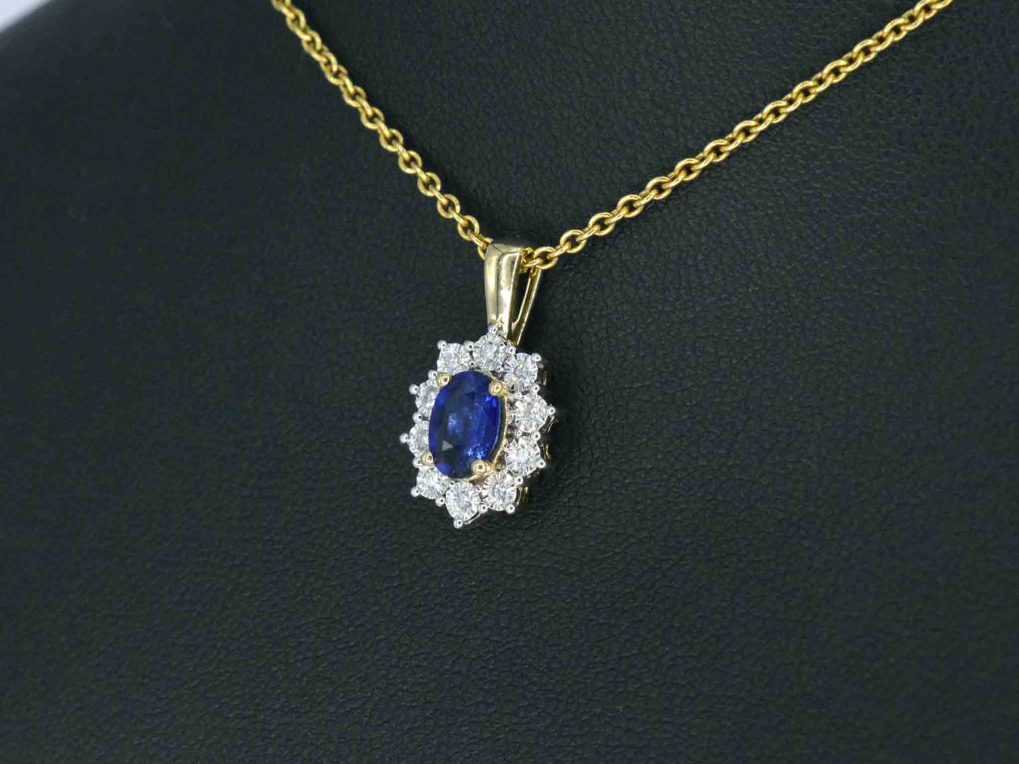 Gouden entourage hanger met diamanten en saffier