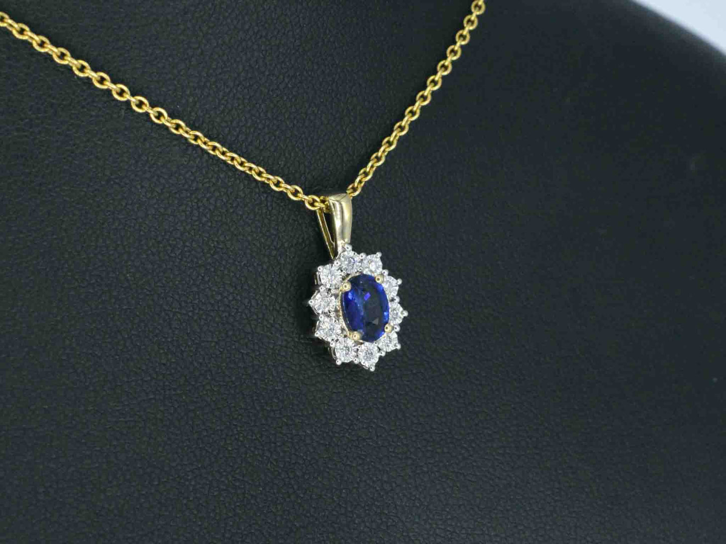 Gouden entourage hanger met diamanten en saffier