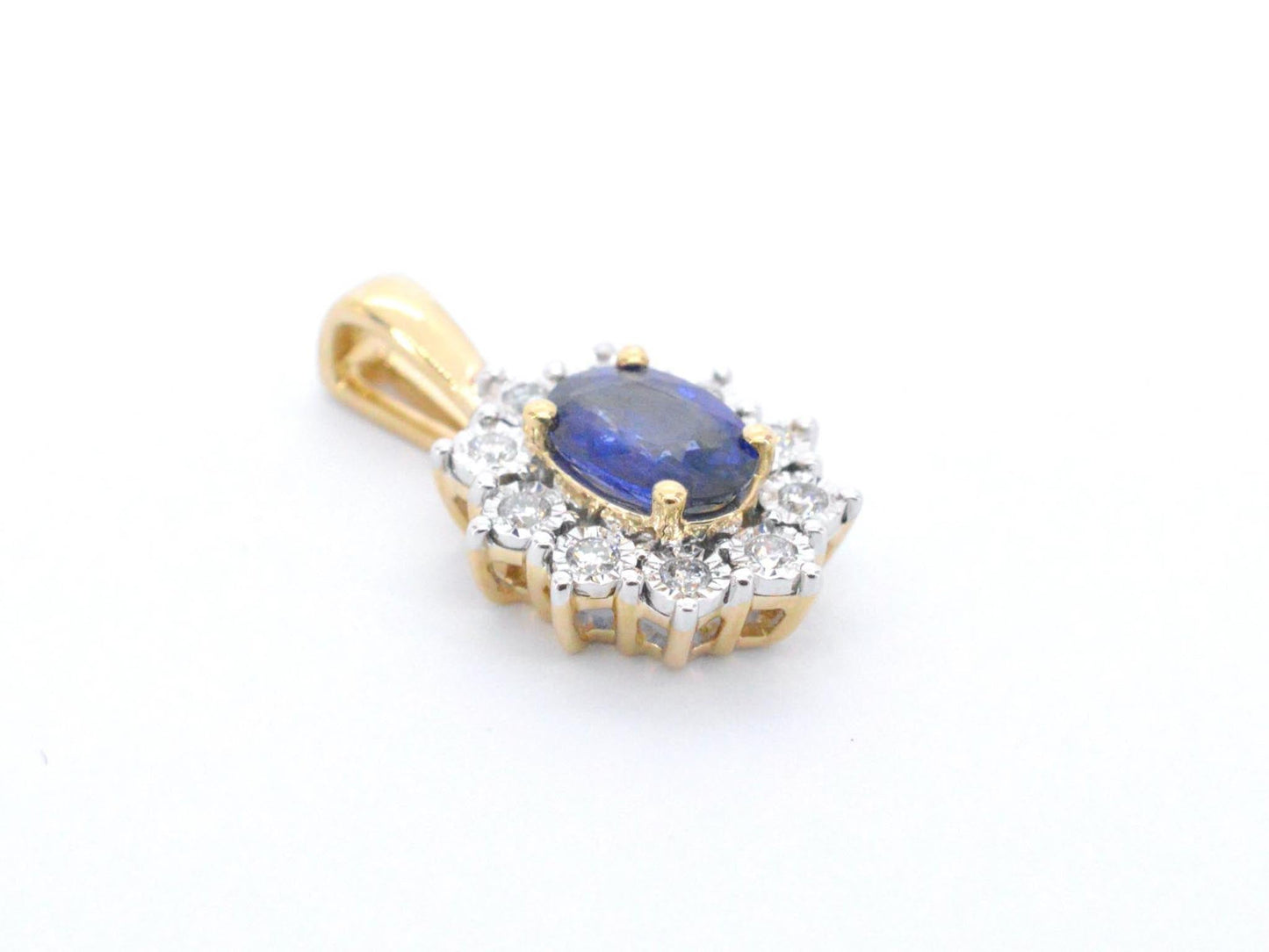 Gouden entourage hanger met diamanten en saffier
