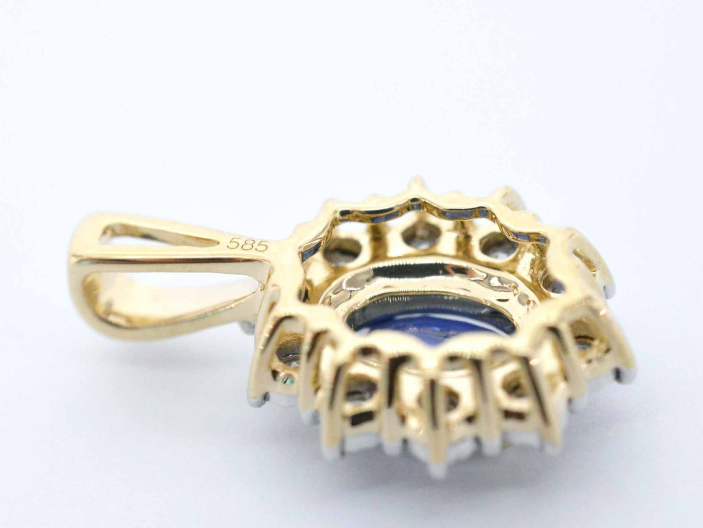 Gouden entourage hanger met diamanten en saffier