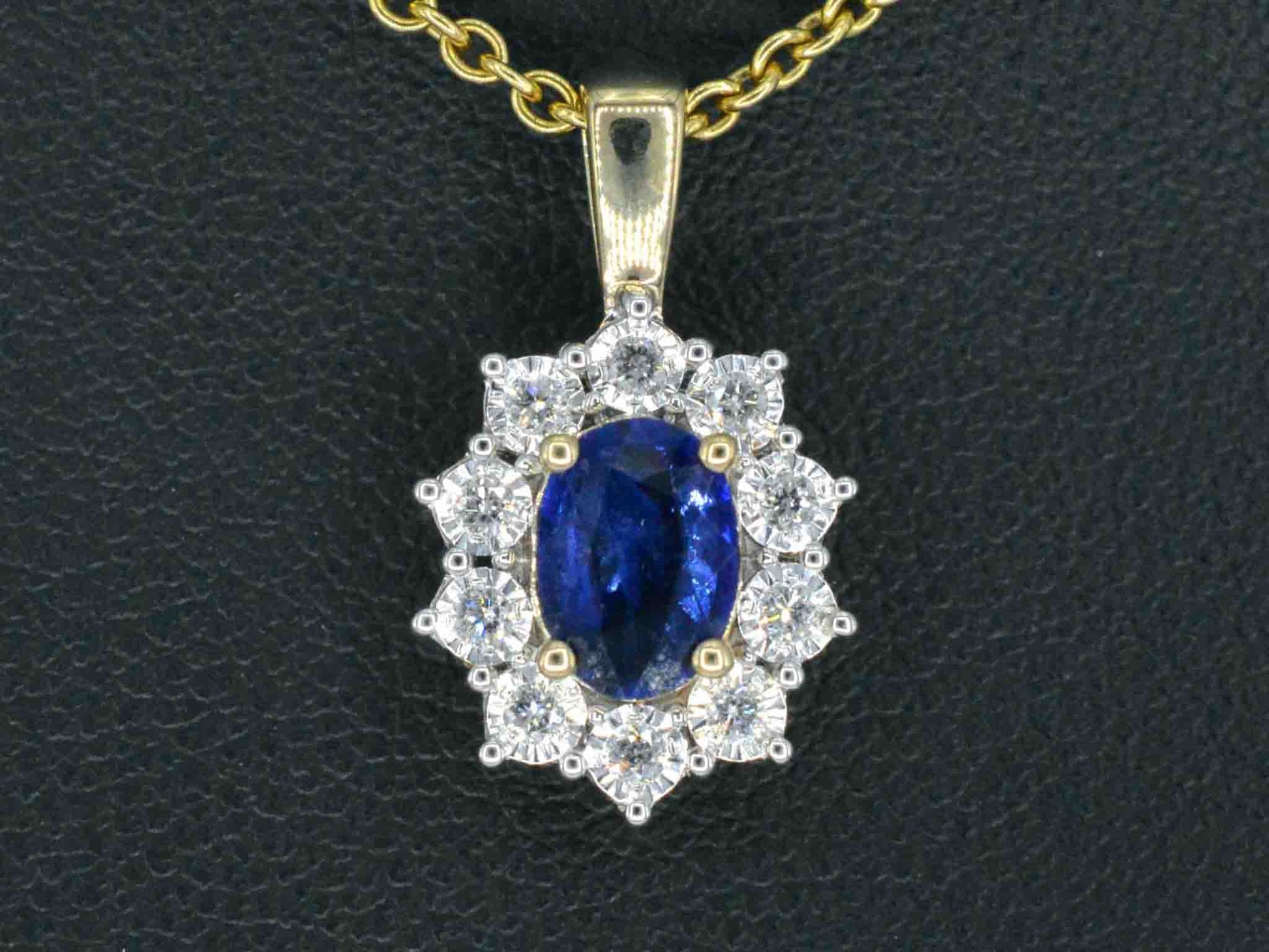 Gouden entourage hanger met diamanten en saffier