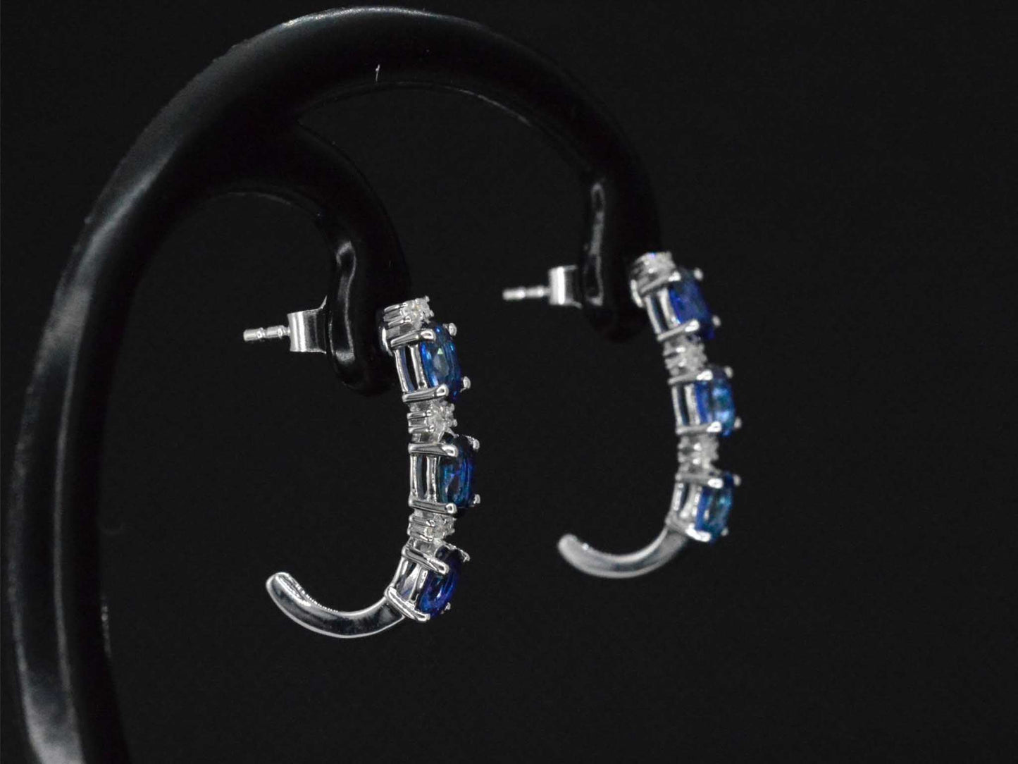 Witgouden oorbellen met diamanten en saffier