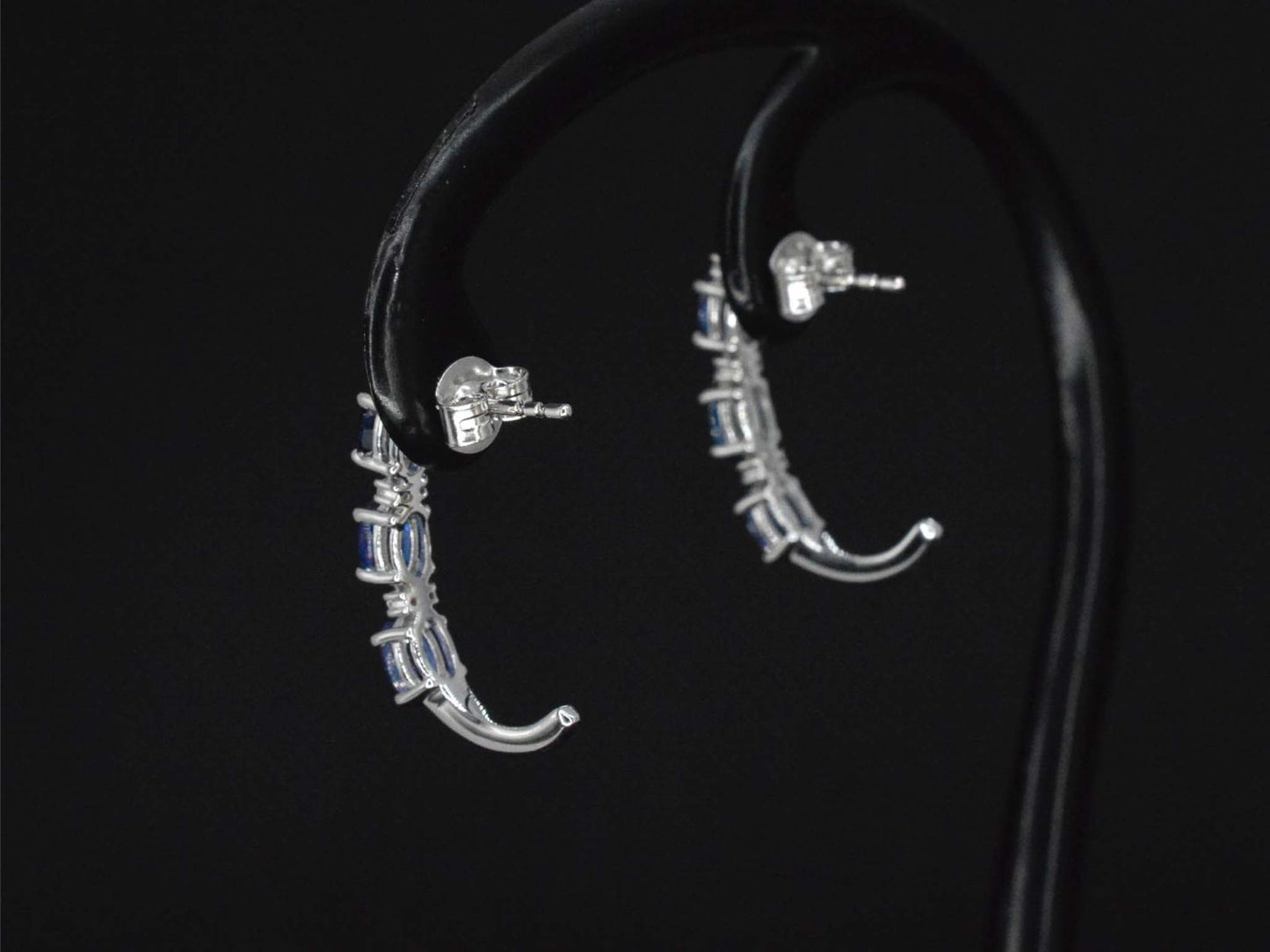 Witgouden oorbellen met diamanten en saffier