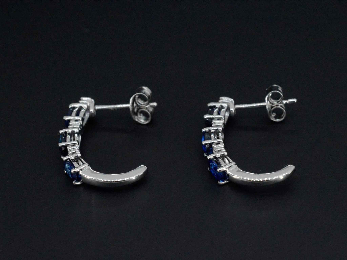 Witgouden oorbellen met diamanten en saffier