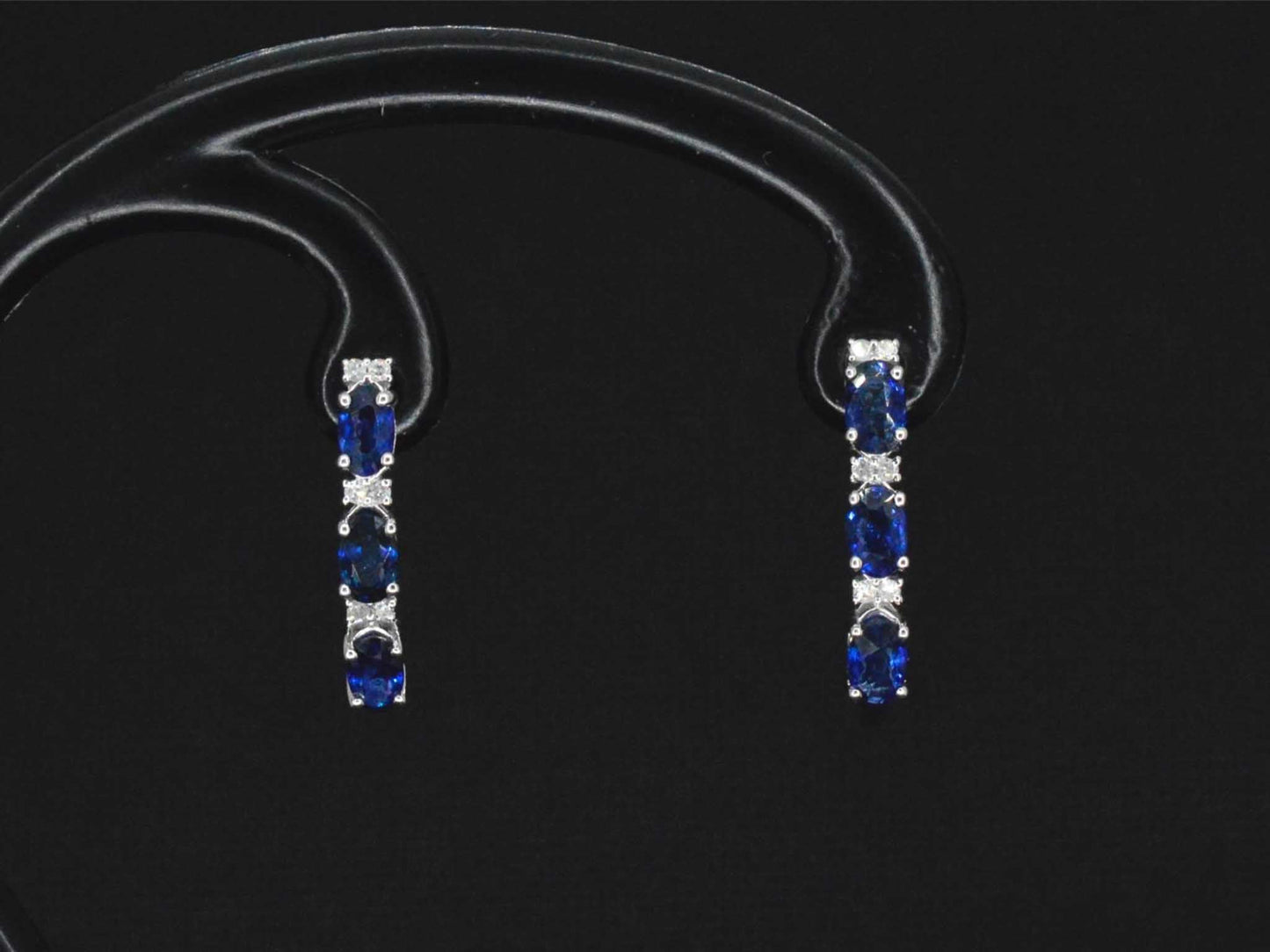 Witgouden oorbellen met diamanten en saffier