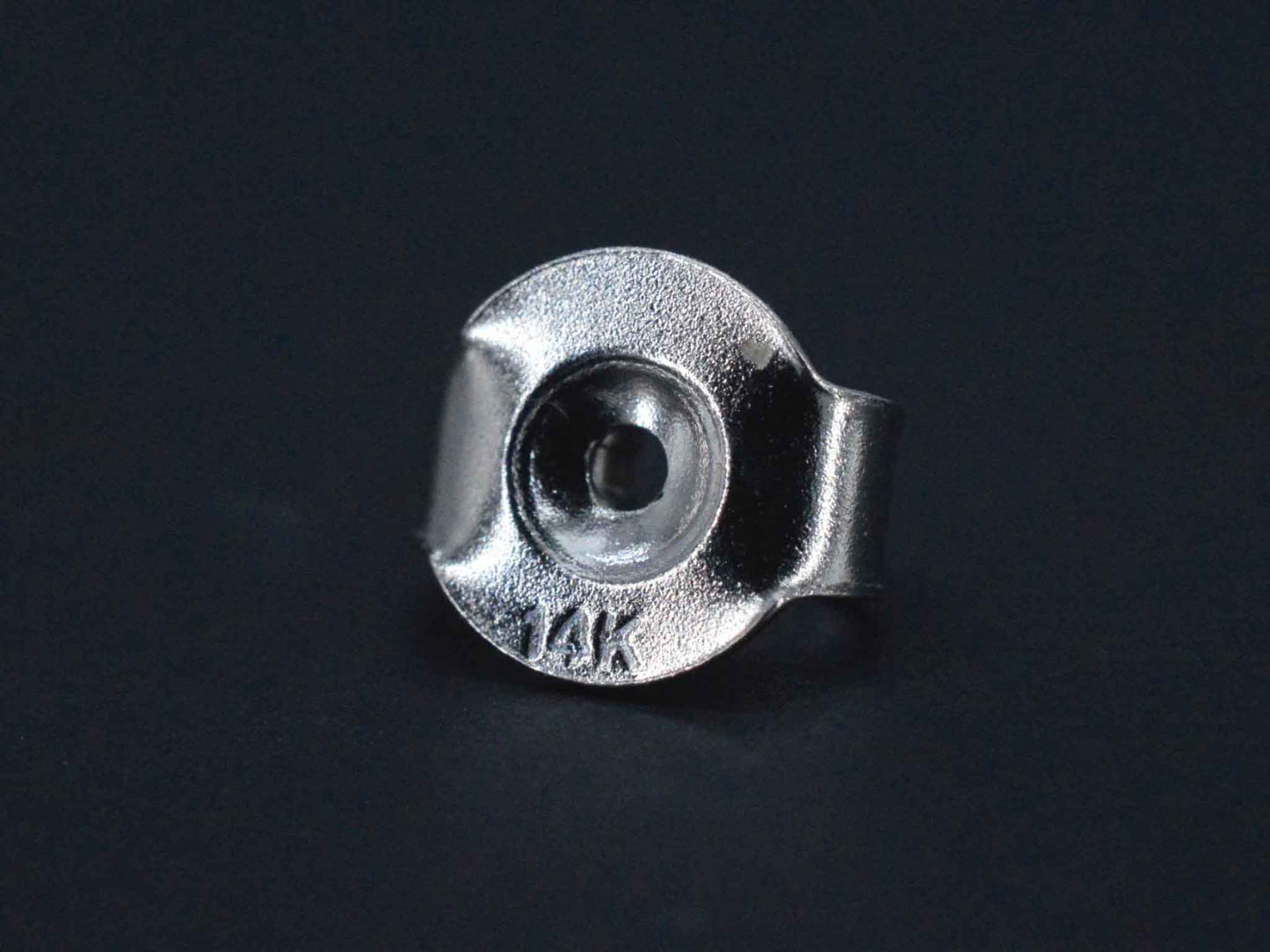 Witgouden oorbellen met diamanten en saffier