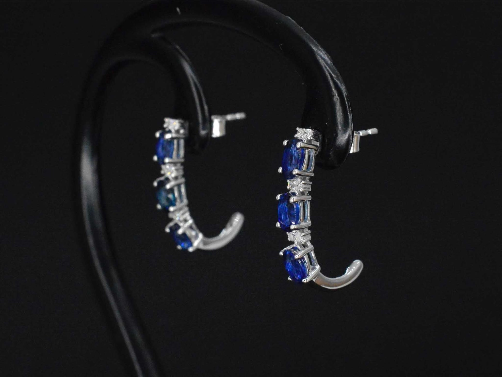 Witgouden oorbellen met diamanten en saffier