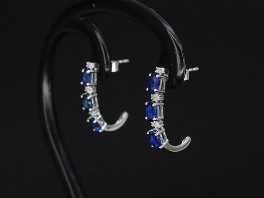 Witgouden oorbellen met diamanten en saffier