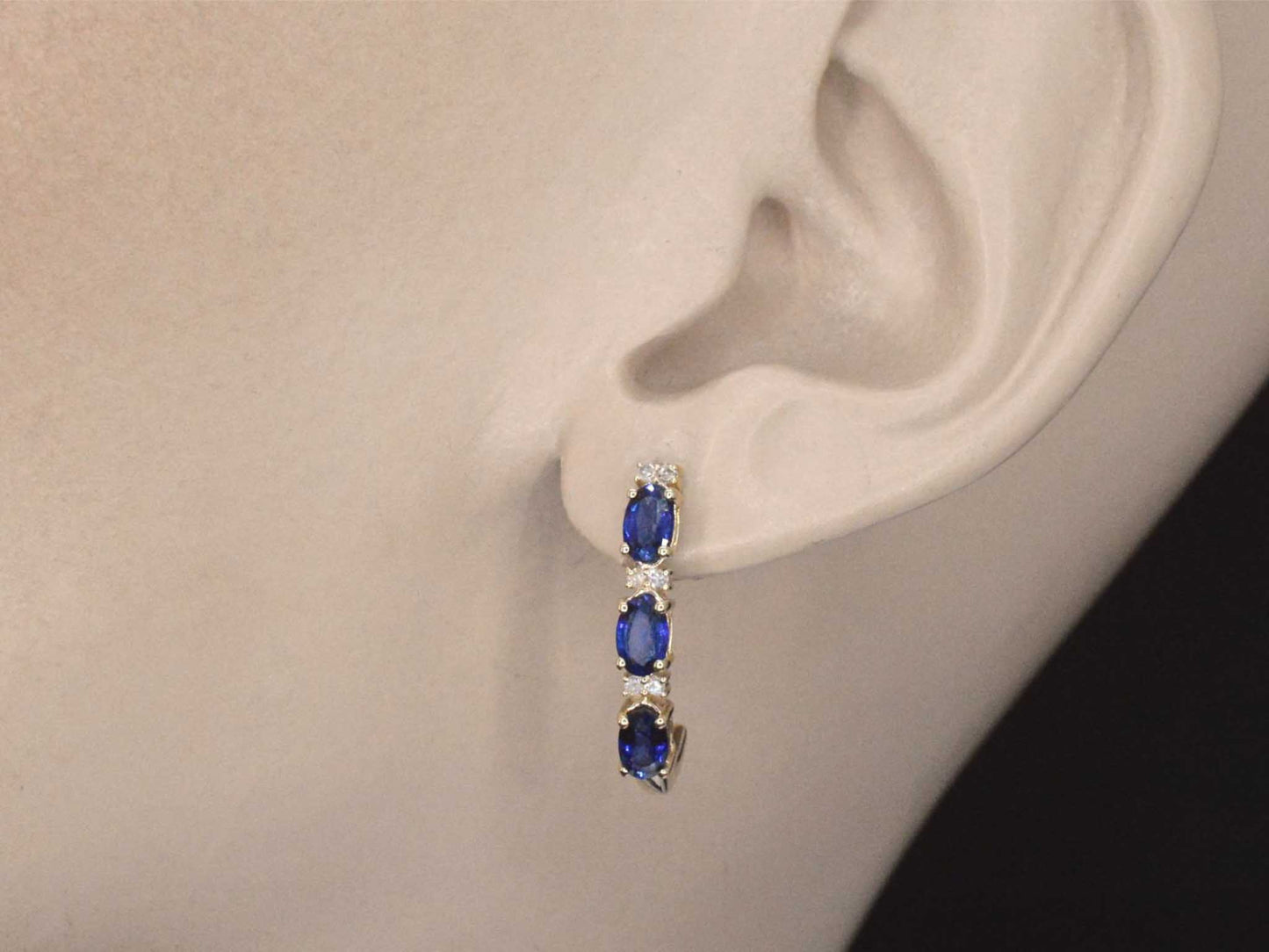 Gouden oorbellen met diamanten en saffier