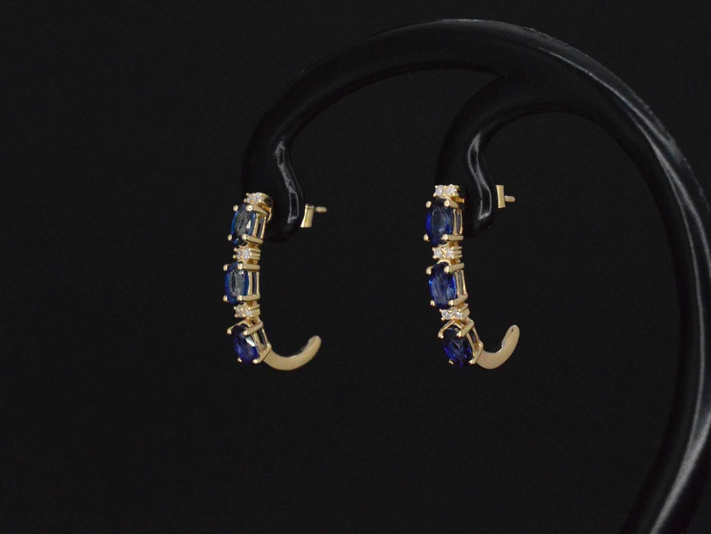 Gouden oorbellen met diamanten en saffier