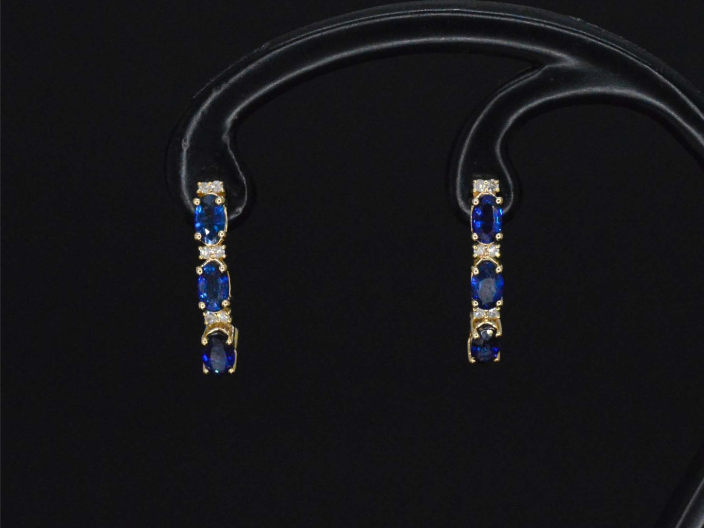 Gouden oorbellen met diamanten en saffier