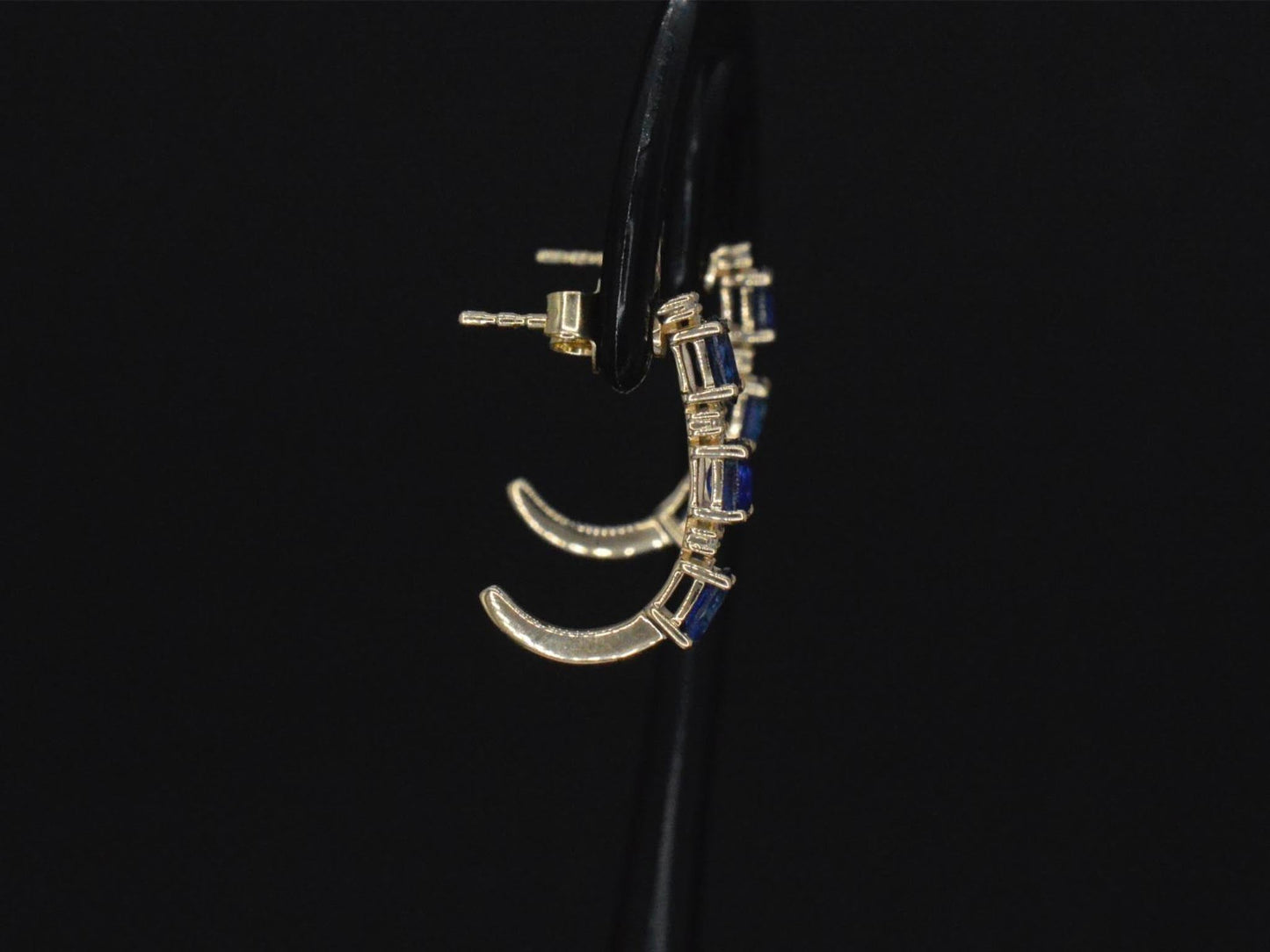 Gouden oorbellen met diamanten en saffier