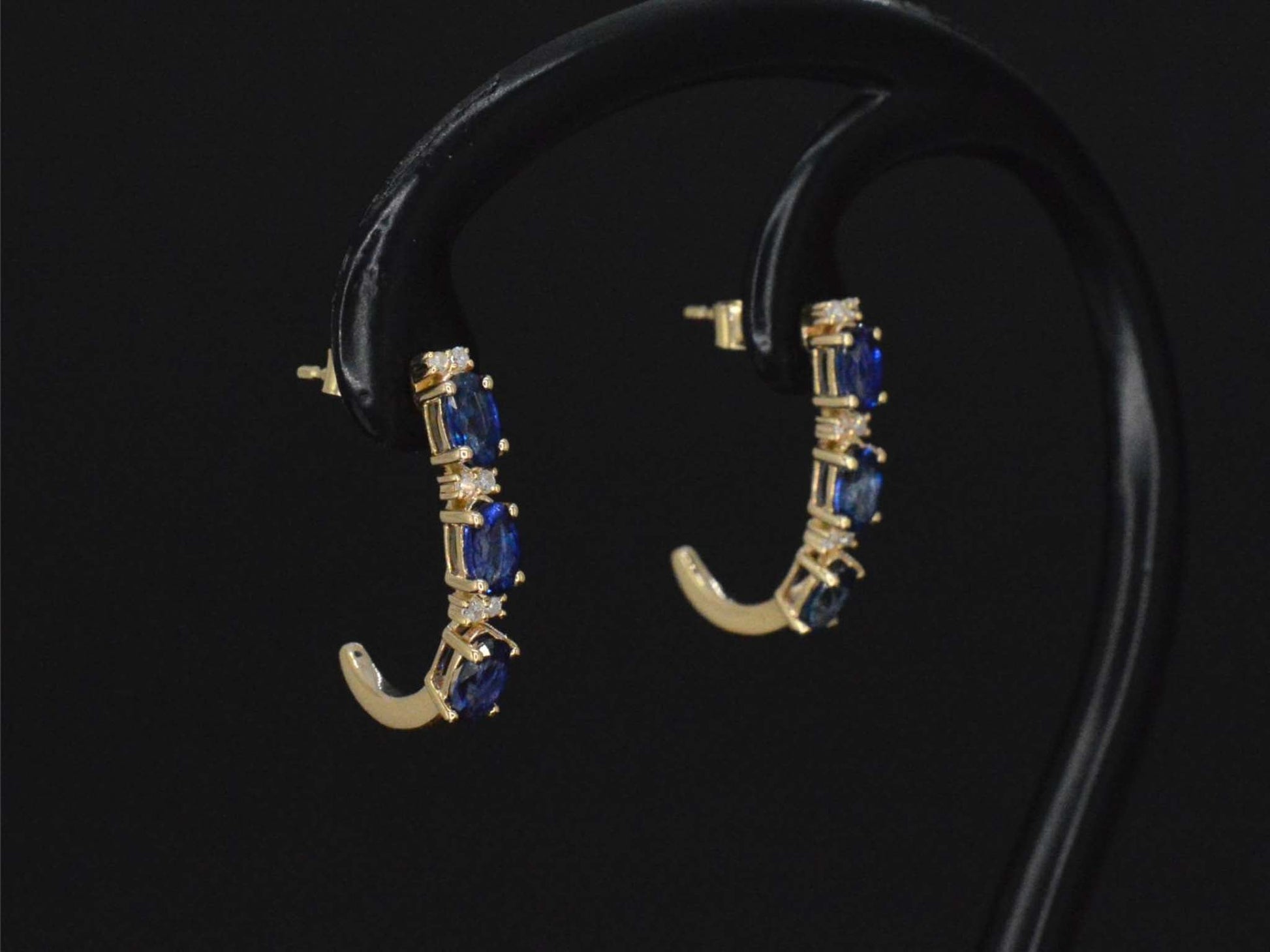 Gouden oorbellen met diamanten en saffier