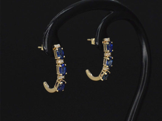 Gouden oorbellen met diamanten en saffier