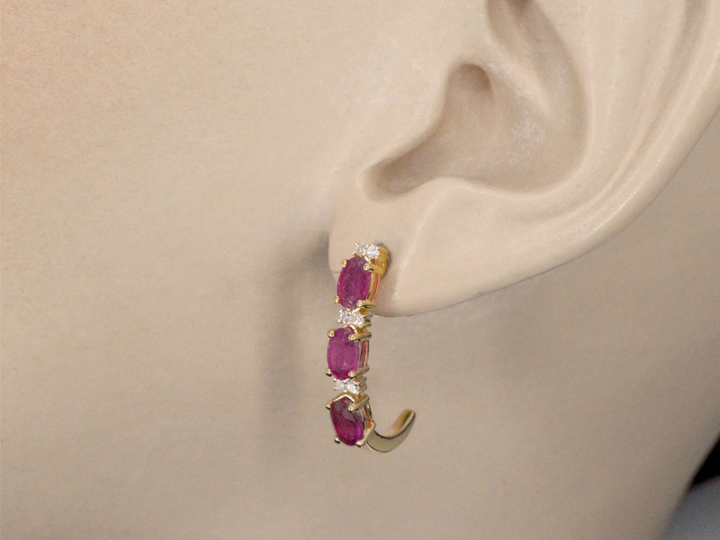Gouden oorbellen met diamanten en robijn