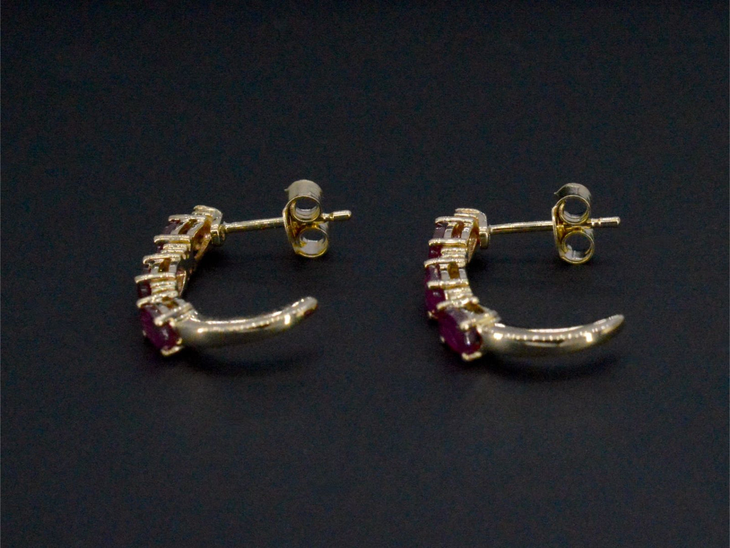 Gouden oorbellen met diamanten en robijn
